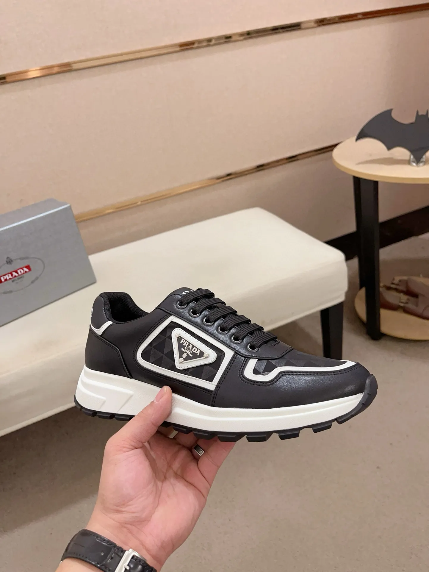 Men's shoes 💰 580 💰 (high version) new Prada (Prada) high-top counters are launched simultaneously, new men's shoes, 😘fabrics are selected from waterproof technical cloth. First layer cowhide lining. 👍🏿Original molded anti-slip rubber outsole, with exquisite lines, simple and elegant, comfortable and high-end for leisure travel. Number of yards: 38 to 44. (Can be customized for 45.46.)